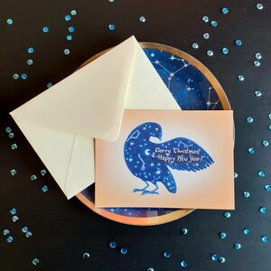Kerstkaart, postkaart met envelop, nieuwjaarskaart, kerstwensen, feestelijke wensen, sterrenhemel, sterren, astrologie, vogel illustratie