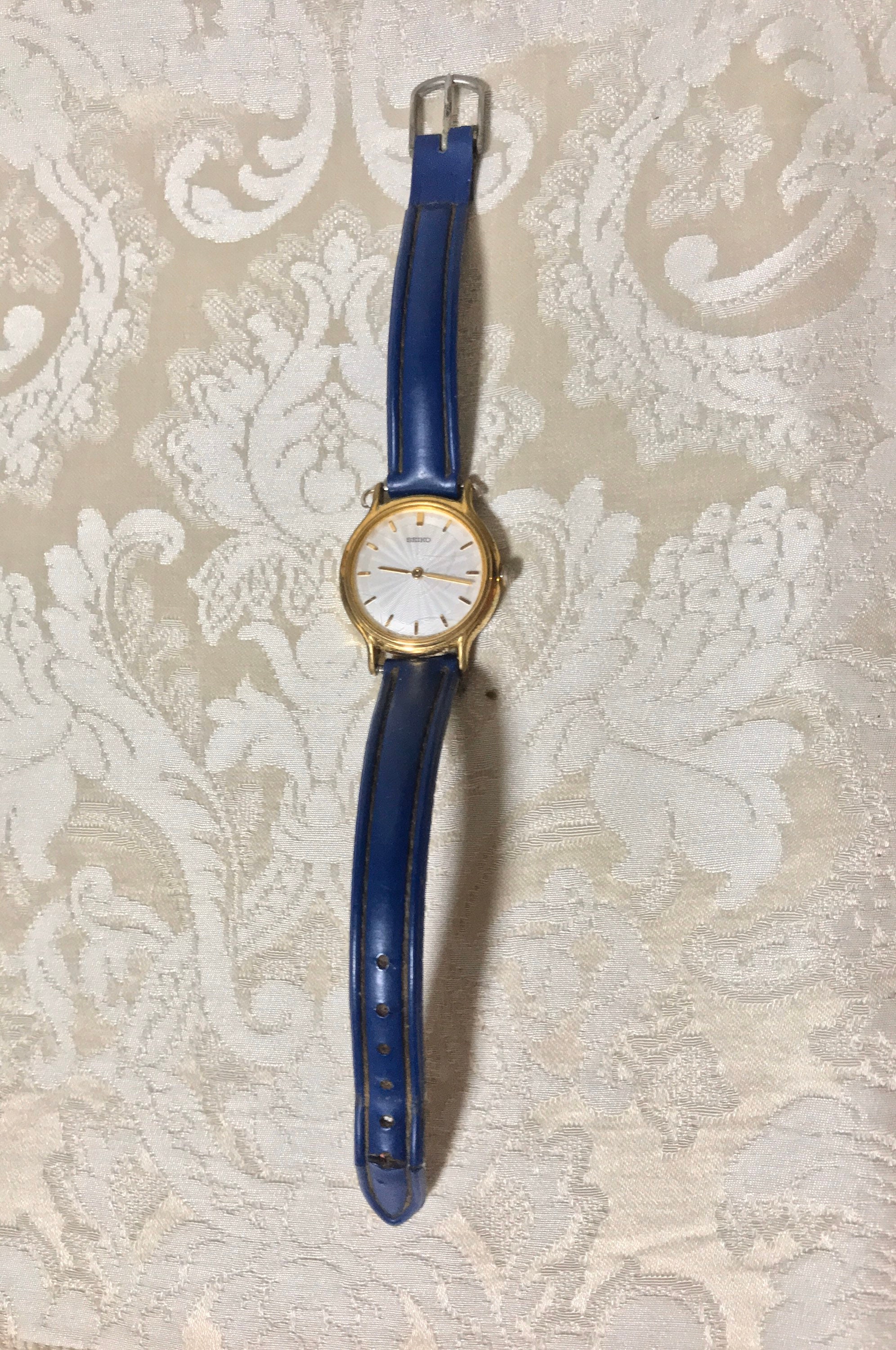 J685T Seiko all figure quarts wristwatch V700 6K30 gold color white face :  Real Yahoo auction salling