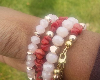 Rode en roze gestapelde armband set, rood koraal en mat roze glas kralen armbanden gelaagd stretch en verstelbare armbanden, cadeau voor haar