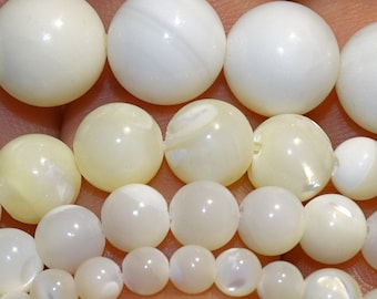 Mother-of-pearl shell, round pearls of 4, 6, 8 or 10 mm, in bracelet, necklace or 40cm pearl thread. Superb pearls with subtle white reflections!