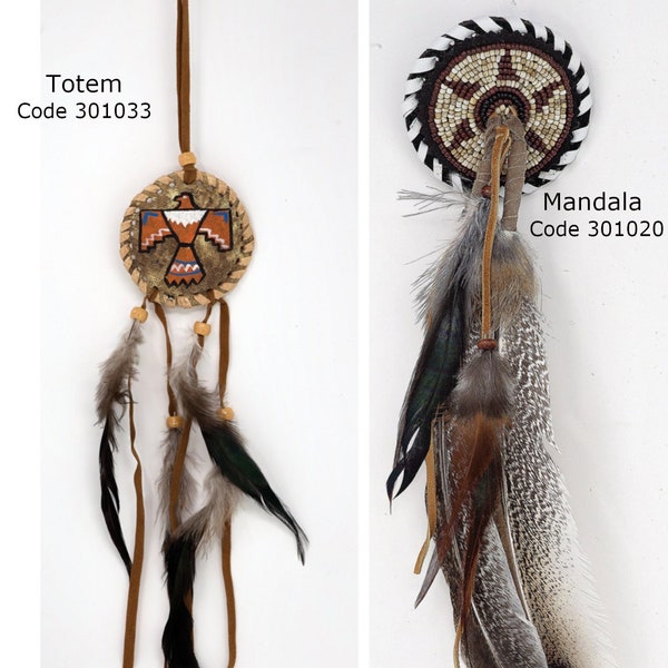 Totem ou Mandala de plumes en cuir, perles et plumes. Fait à la main, environ 25 cm de longueur, à utiliser en honneur de vos instruments !