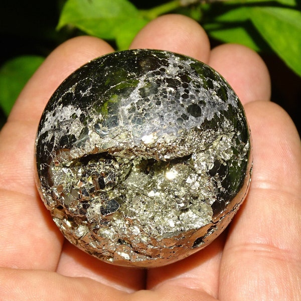 Sphère de pyrite de 46,30 millimètres, 225 grammes. Très belle qualité, pour lithothérapie, exposition ou collection. vertu qui répare l'Adn