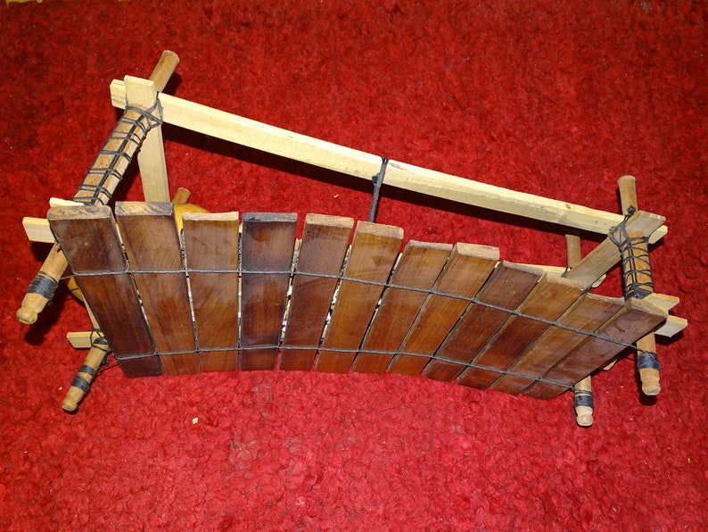 Balafon 12 tones/12 reeds, tuned in traditional African pentatonic in F major / F. Made in Ghana, 70 x45 x40 cm. Mansonia wood image 5