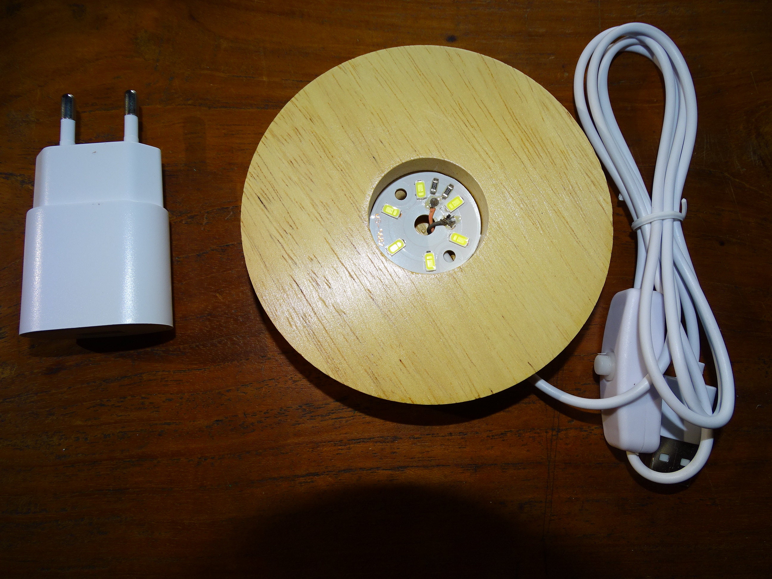 LED Basis Holz mit USB Anschluss, 7,90 €