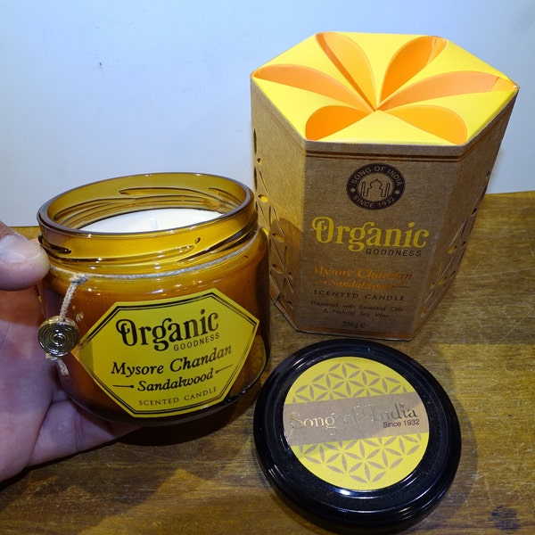 'Organic' candle, natural soy wax with sandalwood scent. Duration: 55 hours. Sold with lid for travel, the perfect gift!