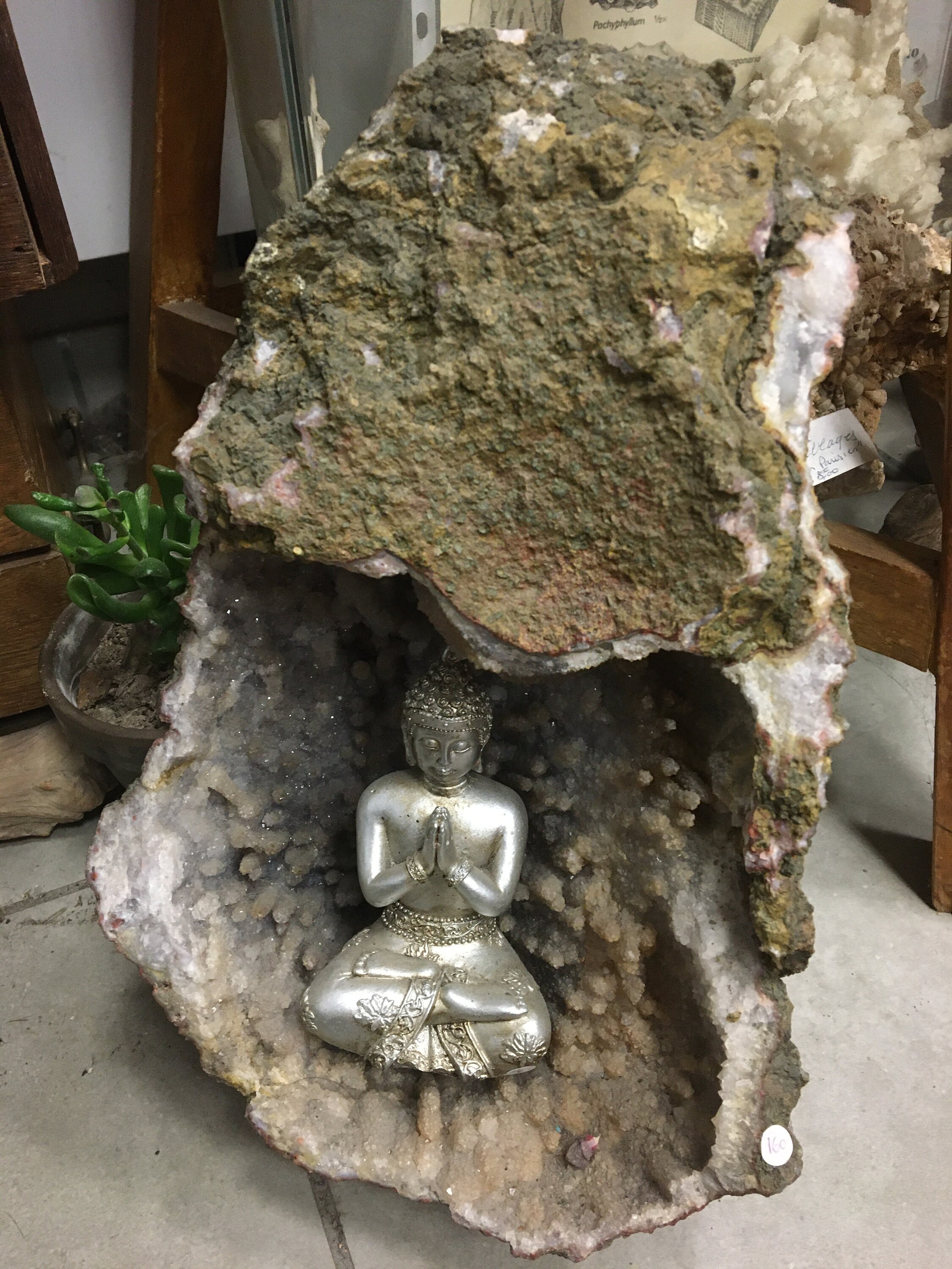 Géode de Calcèdoine avec Fleurs Montante, Spècimen Rare, 4, 6 Kg./ 4600 Grammes. Provenance Madagasc