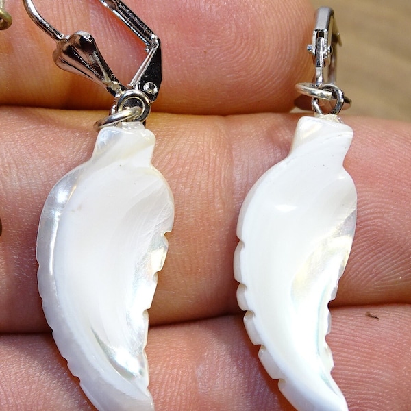 Nacre, boucles d'oreilles en feuilles, montées sur Argent par Gem et Zen, au choix. Très belles qualités et finitions soignées !