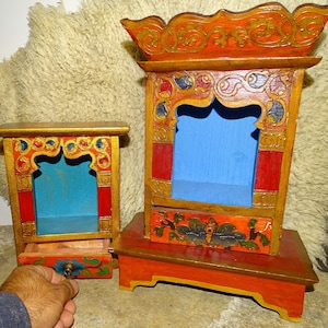 Sacred wooden altar, beautifully hand painted in Nepal, 2 models to choose from. 16.5x22x14 cm for yellow and 36x22x10cm for red