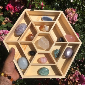 "Mandala" display for minerals, made of wood, delivered empty without minerals. Thirteen compartments, 35cm x 30.5 x 5. Perfect for creating 1 mandala!