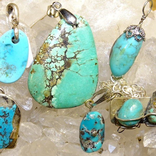 Sélection de pendentifs en véritable Turquoise des Etats Unis, réfèrence au choix, qualité rare. Une pierre au bleu unique ! Magnifique !