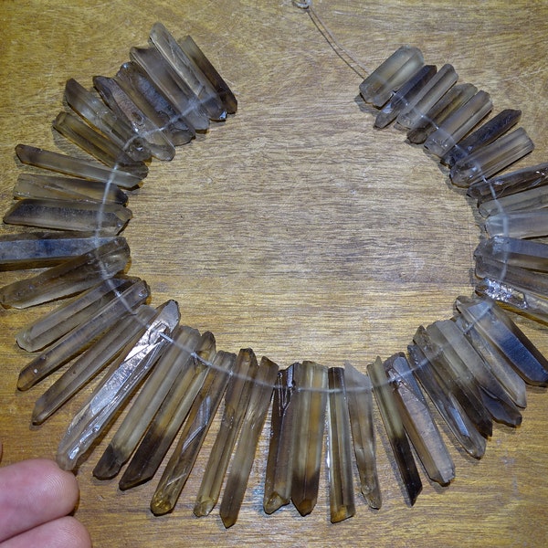 Cristaux percés de quartz Fumé, fil de 30 cm, belle qualité, rare, naturel... parfait pour des colliers ou créations divers !