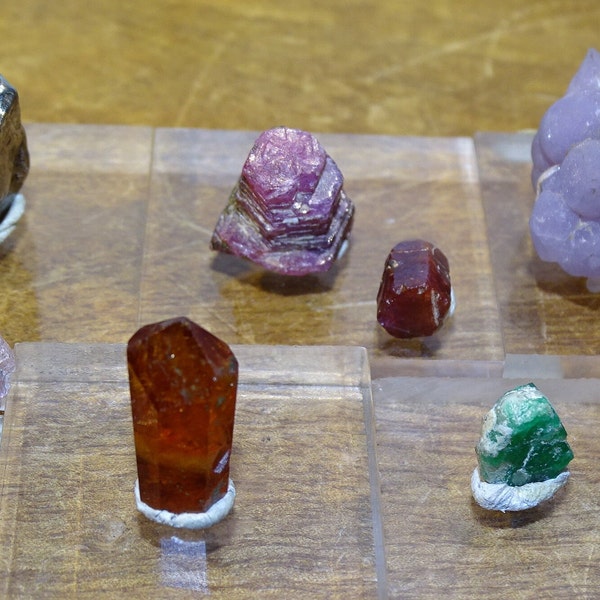 Piccole meraviglie di Minerali su base, meteorite, rubino, agata d'uva, tormalina anguria, topazio, smeraldo... meraviglie naturali!
