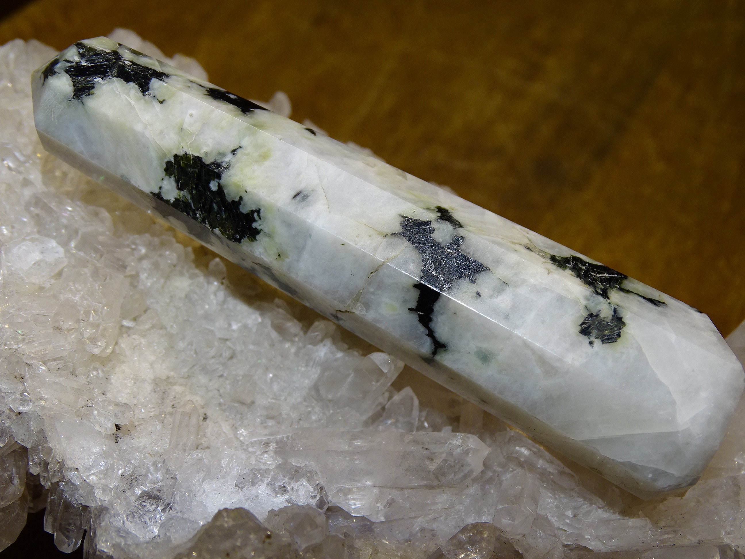 Pointe/ Laser en de Pierre Lune, Belle Qualité Provenance d'inde 10 cm Haut, 80 Grammes. Magnifique