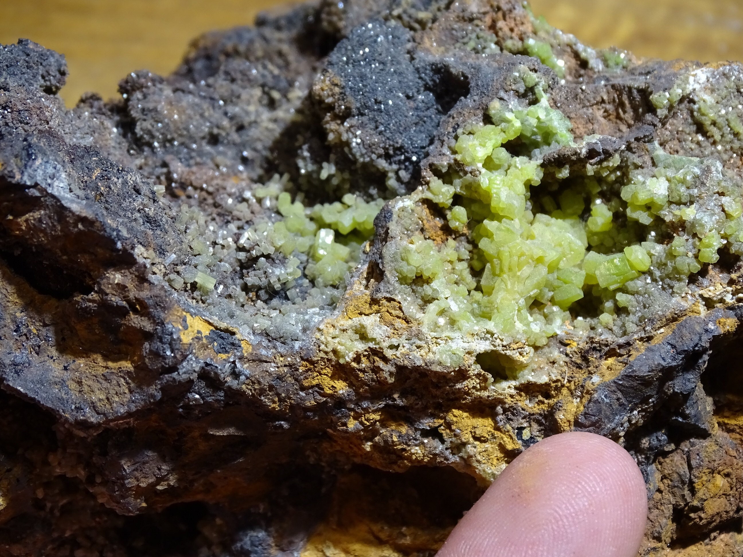 Pyromorphite, Bloc Naturel de 13 X 8 8cm, Beau Spécimen Trouvé en France, Phénomène Cristallisation