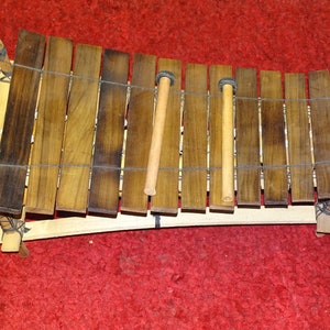 Balafon 12 tones/12 reeds, tuned in traditional African pentatonic in F major / F. Made in Ghana, 70 x45 x40 cm. Mansonia wood image 4