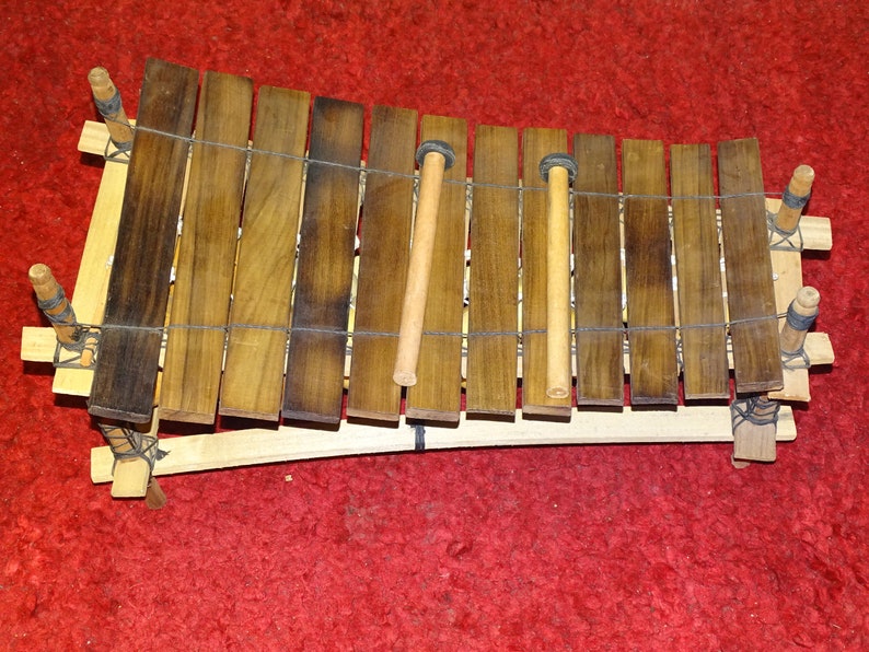 Balafon 12 tones/12 reeds, tuned in traditional African pentatonic in F major / F. Made in Ghana, 70 x45 x40 cm. Mansonia wood image 4