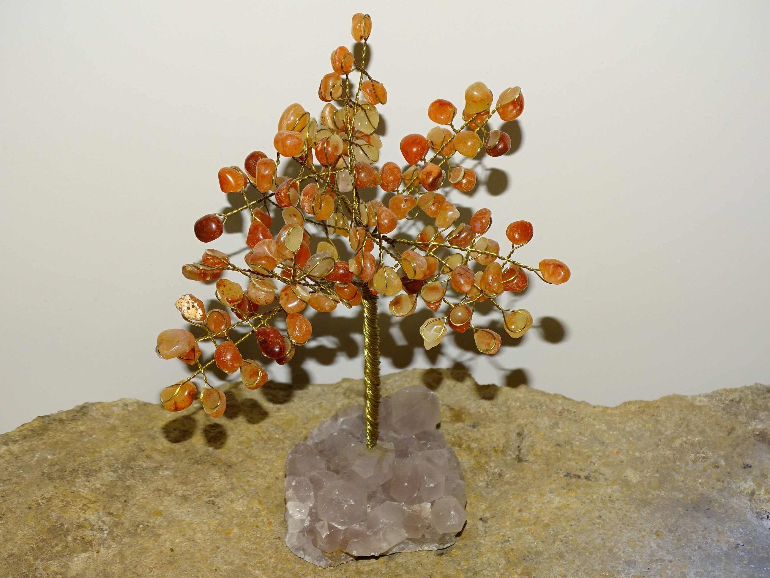 Arbre de Vie/ Bonsai en Cornaline, Fait Main, 22 cm Haut, Magnifiques Finitions, sur Socle d'améthys