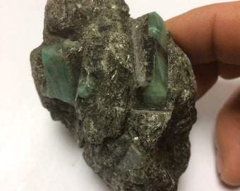 Emeraude brute sur gangue, pièce de 218 grammes, très beau spècimen, magnifique cristaux vert à admirer, NATUREL !!!