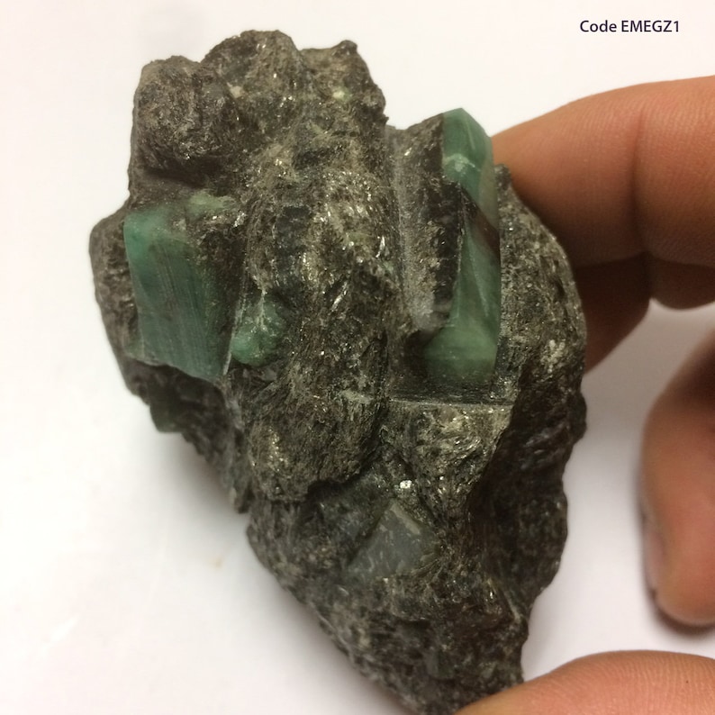 Emeraude brute sur gangue, pièce de 218 grammes, très beau spècimen, magnifique cristaux vert à admirer, NATUREL image 1