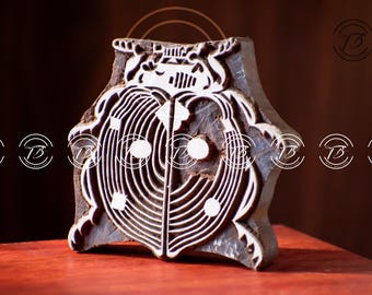 Sello de madera con forma de escarabajo tallado a mano para impresión en tela, cerámica y manualidades.