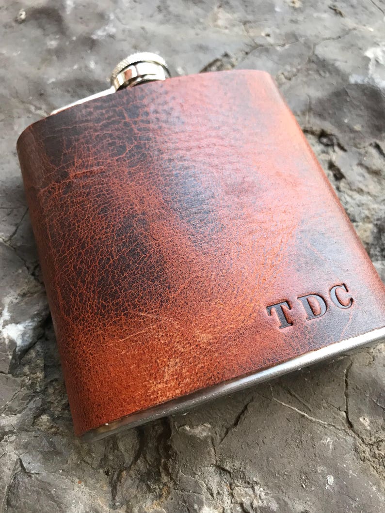 PERSONALIZED leather hip flask/ gift for him/ groomsman gift/ best man gift/ birthday gift/ wedding gift/ Christmas gift afbeelding 3