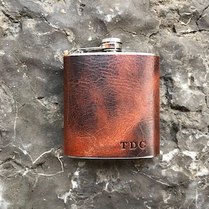 PERSONALIZED leather hip flask/ gift for him/ groomsman gift/ best man gift/ birthday gift/ wedding gift/ Christmas gift afbeelding 1