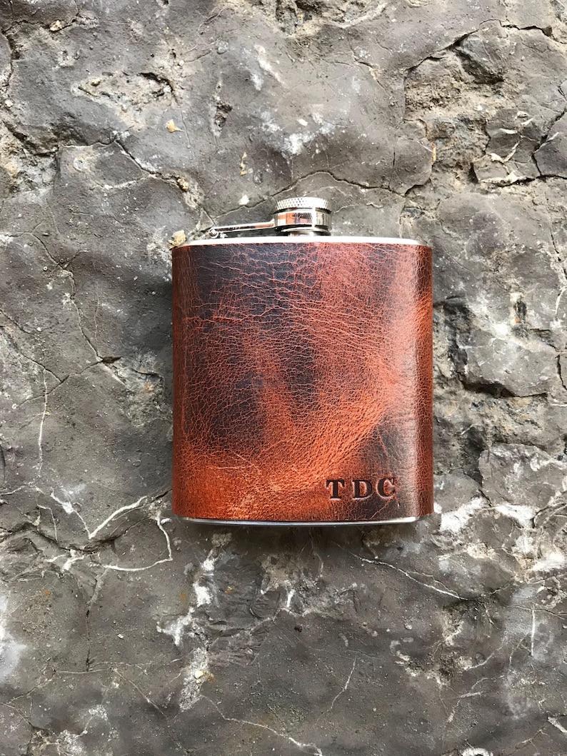 PERSONALIZED leather hip flask/ gift for him/ groomsman gift/ best man gift/ birthday gift/ wedding gift/ Christmas gift afbeelding 1