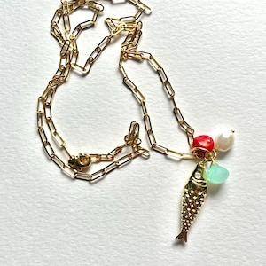 Collar con colgante de pez bañado en oro: perla, coral y calcedonia