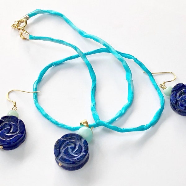 Parure de bijoux en fleurs de lapis-lazuli sculptées.
