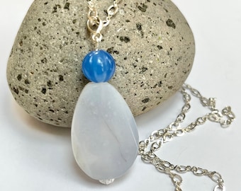 Colgante de calcedonia azul pálido