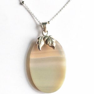 Grey agate and silver pendant .