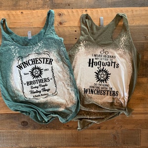 K&ouml;nnte beinhalten: Zwei gr&uuml;ne Tanktops mit Bleiche-Spritzer-Designs. Das erste Tanktop hat eine schwarz-wei&szlig;e Grafik mit dem Text "Winchester" und "Brothers" mit einem Symbol. Das zweite Tanktop hat eine schwarz-wei&szlig;e Grafik mit dem Text "Ich habe meinen Brief nach Hogwarts nie erhalten" und "Also gehe ich mit den Winchesters auf die Jagd" mit einem Symbol.