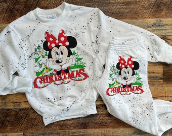 Mimmi jultröja, Musse Pigg tröja, julfamiljeset, jul-Disney tröjor, Musse Pigg tröja med träd- och gårdmotiv