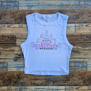 Canotta corta Princess Marathon, maglietta Ariel per neonato Disney Run Half 13, canotta da gara, weekend della maratona 2025, maglietta con la principessa che corre White Crop Tank
