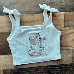 レディ・アンド・トランプのクロップタンク、パピーベビーTシャツ、映画版アメリカン・コッカー・スパニエル、レトロなディズニー・ドッグ、イングリッシュ・ドッグ、ディズニーワールドTシャツ、ディズニーランドTシャツ Bow Sleeve Crop