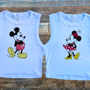 フットボールミッキーベビーTシャツ、秋のフットボール、スポーツディズニーパンプキンシャツ、季節の到来、ユニセックスブリーチチャコール、 White Crop Tank