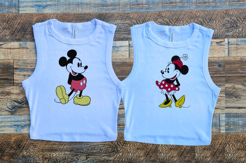 フットボールミッキーベビーTシャツ、秋のフットボール、スポーツディズニーパンプキンシャツ、季節の到来、ユニセックスブリーチチャコール、 White Crop Tank