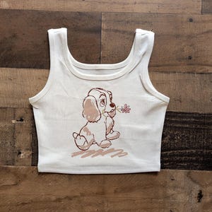 レディ・アンド・トランプのクロップタンク、パピーベビーTシャツ、映画版アメリカン・コッカー・スパニエル、レトロなディズニー・ドッグ、イングリッシュ・ドッグ、ディズニーワールドTシャツ、ディズニーランドTシャツ No Bow Crop Tank