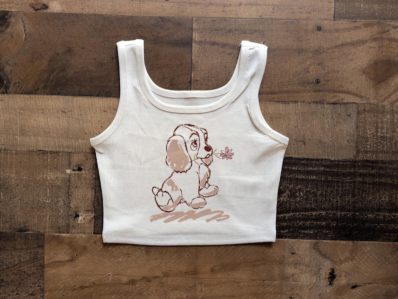 レディ・アンド・トランプのクロップタンク、パピーベビーTシャツ、映画版アメリカン・コッカー・スパニエル、レトロなディズニー・ドッグ、イングリッシュ・ドッグ、ディズニーワールドTシャツ、ディズニーランドTシャツ No Bow Crop Tank