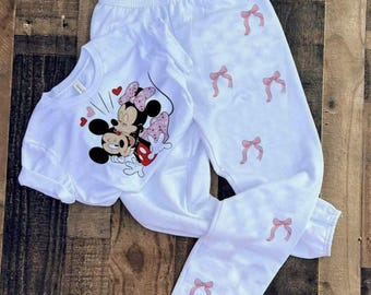 Conjunto Mickey e Minnie com Corações, Camiseta Rosa com Laço do Mickey, Minnie e Margarida BFF, Calça de Moletom Feminina Disney Melhores Amigas, Camiseta Presente do Papai Noel