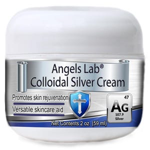 Könnte beinhalten: Ein weißes Glas mit einem silbernen Etikett, auf dem "Angels Lab® Colloidal Silver Cream" steht. Das Etikett enthält auch ein Kreuz, das chemische Symbol für Silber und den Text "Promotes skin rejuvenation", "Versatile skincare aid" und "Net Contents 2 oz (59 ml)".