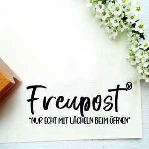 Stempeltext "Freupost - nur echt mit Lächeln beim Öffnen" für Glückwunschkarten, kleine Geschenkpakete, Warensendungen
