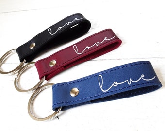 Leather keychain in the color of your choice "love lives here" love, wedding gift, Valentine's Day, moving in, moving, topping-out ceremony, gift