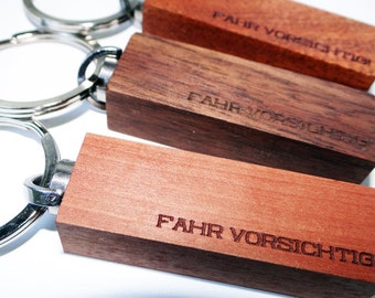 Schlüsselanhänger aus Holz mit Wunschtext, Gravur "Fahr vorsichtig!"