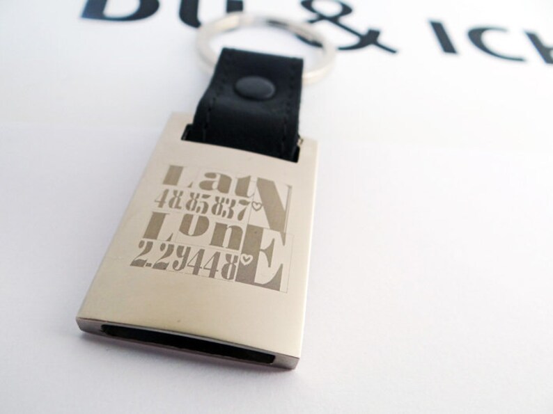 Keyring in leather with engraving, customizable coordinates image 1