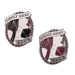 Puede incluir: Dos pines de esmalte plateado con fondo blanco y contornos negros. Cada pin presenta el perfil de una mujer con labio rojo y el texto "Lonely Necks Club".