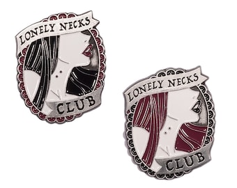 Puede incluir: Dos pines de esmalte plateado con fondo blanco y contornos negros. Cada pin presenta el perfil de una mujer con labio rojo y el texto "Lonely Necks Club".