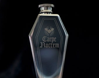 Petaca de ataúd - Carpe Noctem de acero inoxidable grabado