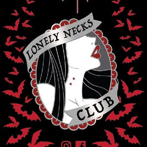Puede incluir: Un pin de esmalte plateado y rojo con una ilustraci&oacute;n en blanco y negro del perfil de una mujer con el texto "Lonely Necks Club" en una pancarta. El pin est&aacute; rodeado por un borde rojo y blanco y murci&eacute;lagos. El texto "Straight Outta the Coffin" est&aacute; en la parte superior de la imagen.