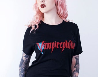 Vampirephilia T-shirt • Fanged Fatales Gotisk Modetröja